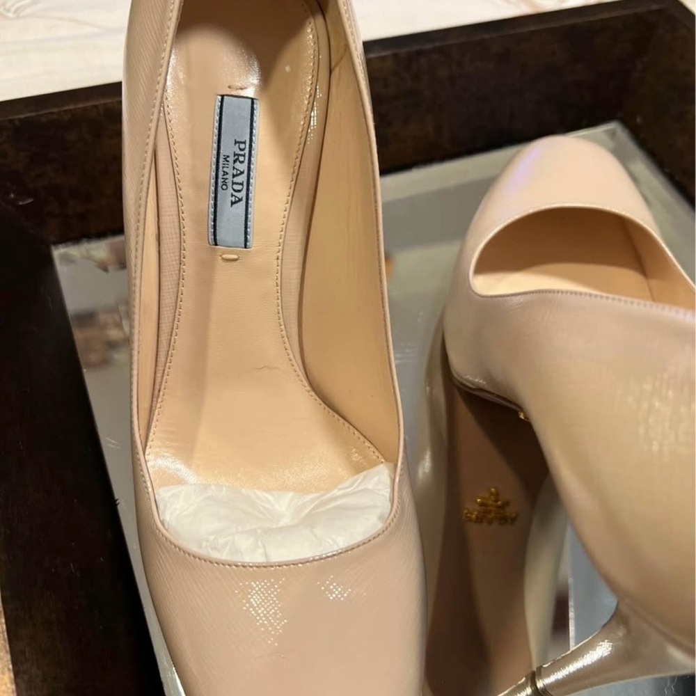 Prada Women's Beige Round Toe Pumps👠👠